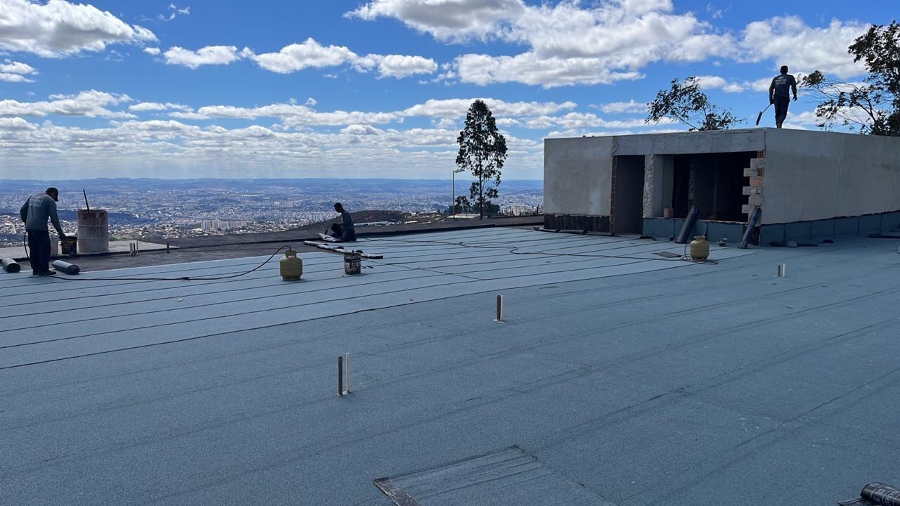 Equipe ImperC aplicando impermeabilização em obra