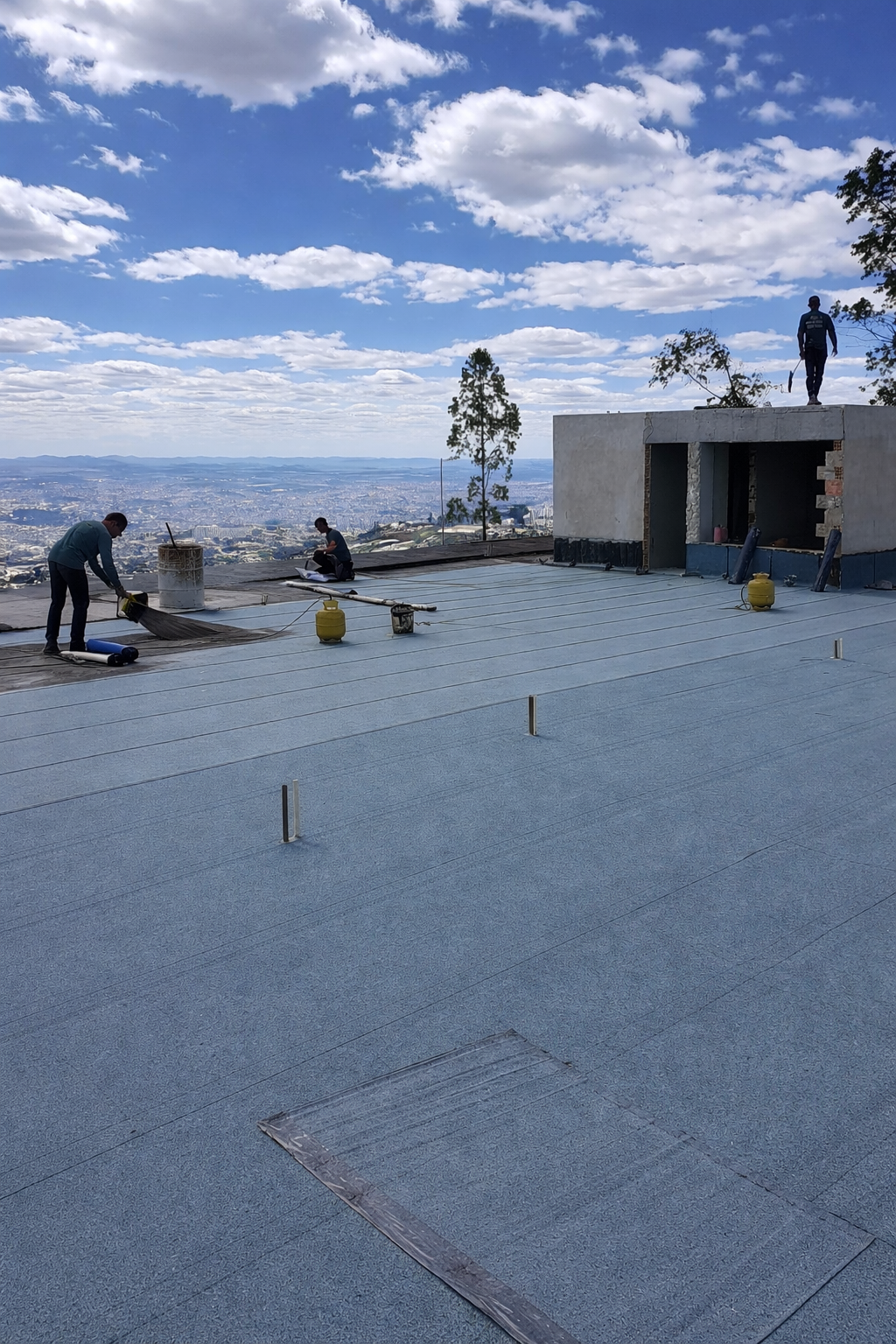 Equipe ImperC aplicando impermeabilização em obra
